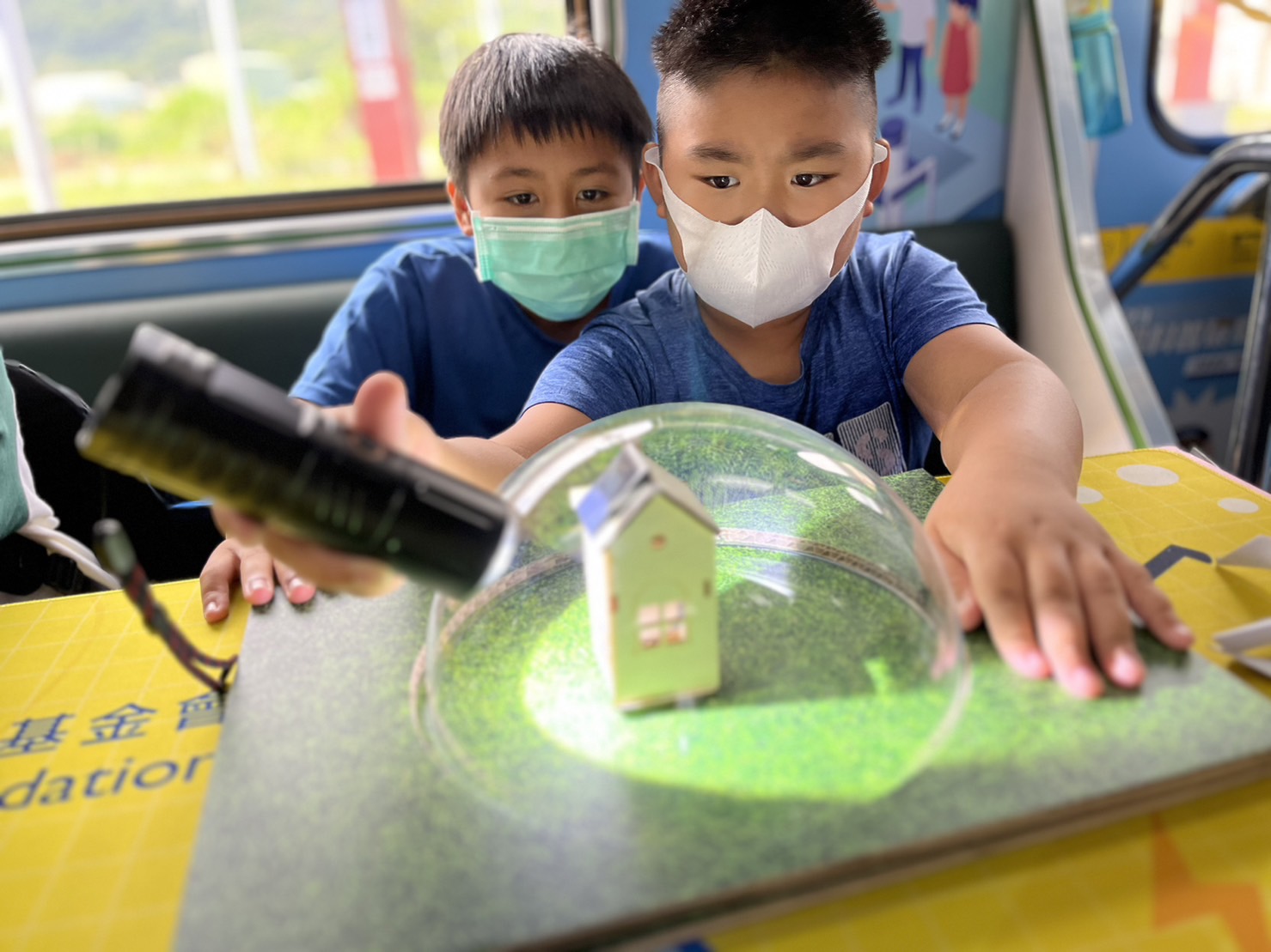 百乐达斯城參與基礎科學主題車廂，以STEAM教學精神，設計「逐日科學家」、「太陽能工程師」以及「淨零建築師」三大能源科普課程和實驗
